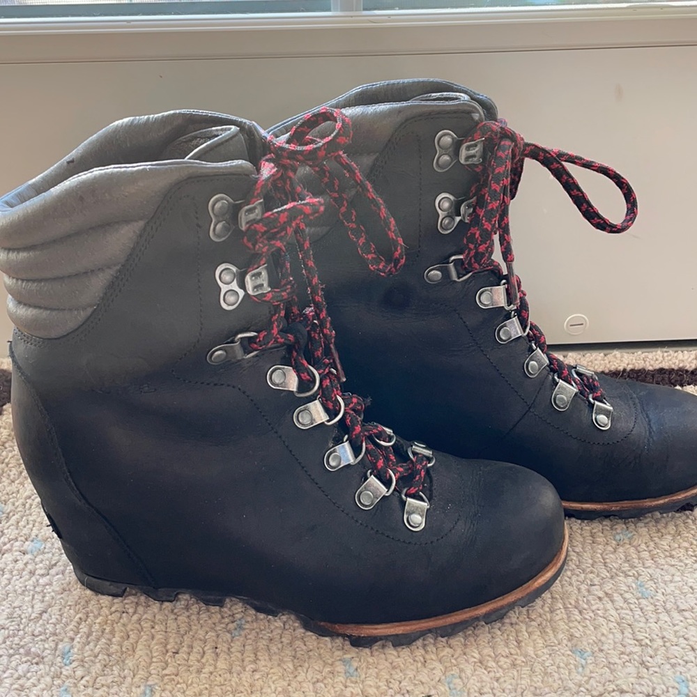 EUC Sorel Conquest Wedge Casual Leather Boot size 9